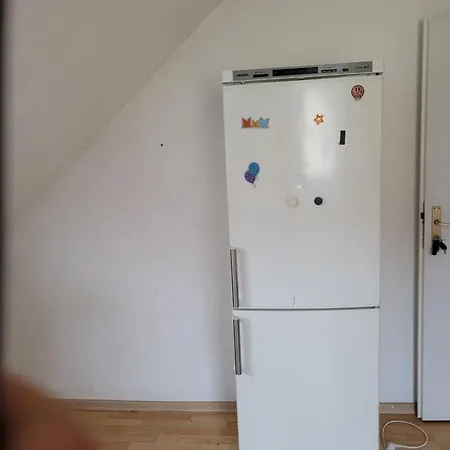 Cosy Mit Eigenem Kuehlschrank Und Ferneseher Homestay Augsburg